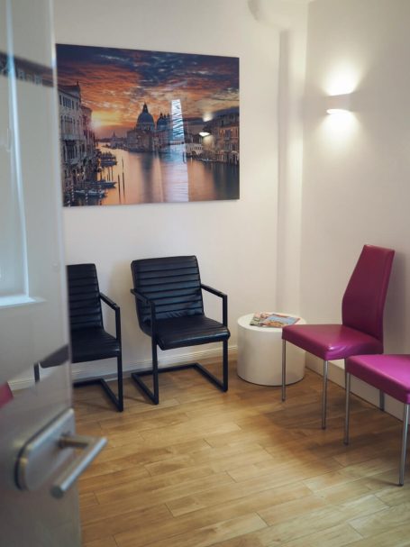 Ihre Zahnarztpraxis zum Wohlfühlen in Bergisch Gladbach Wartezimmer Zahnarztpraxis Bergisch Gladbach